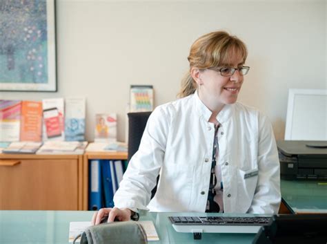 Dr. med. Esther Saner (Allgemeinärzte) aus Basel